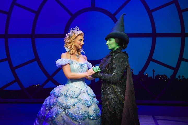 Oplev Wicked kombineret med en 2 kurser pre teater måltid