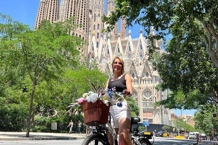 バルセロナ・バイク・シティ・ツアー-サグラダから海へ地元の人と