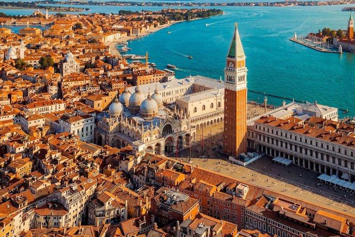 St Mark's Basilica med terrasse, Doge Palace og klokketårn
