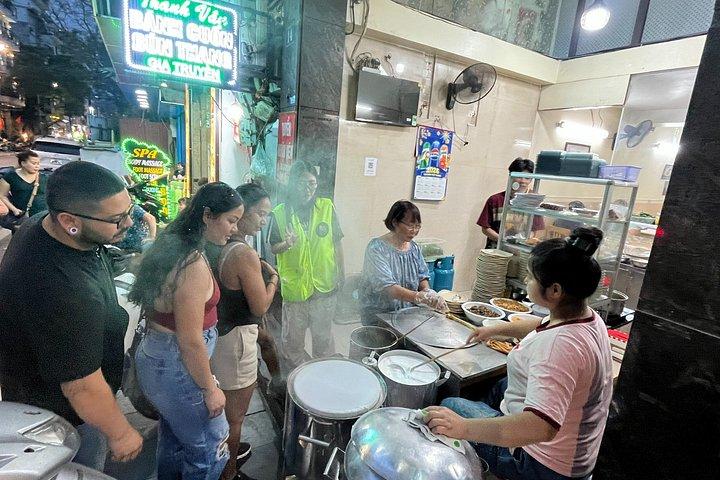 緑のアオザイの女性ライダーによるハノイサンセットストリートフードツアー