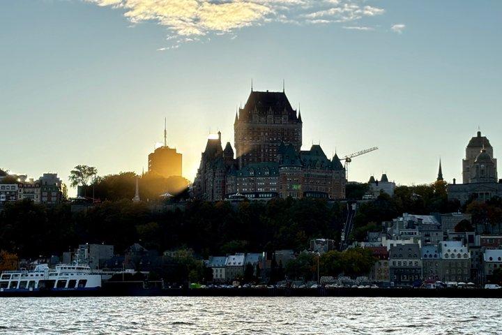 Excursion en bateau en zodiaque au coucher du soleil sur le fleuve Saint-Laurent