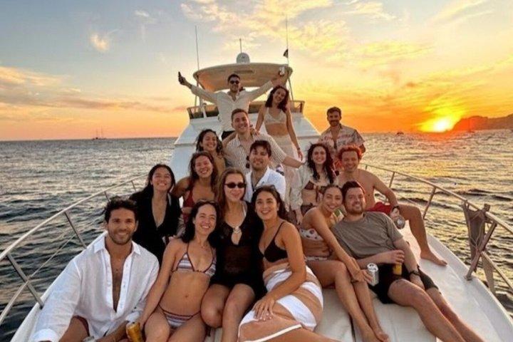 Tour privado en yate Cabo Sunset : Cena, bebidas y vistas al arco
