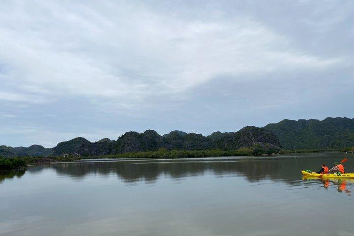 Cat Ba kajaktocht in Mangrovebossen en verken Thien Long Cave