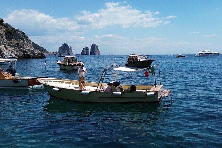 カプリ島プライベートボートツアー（3時間）— 水泳、シュノーケリング、リラックス