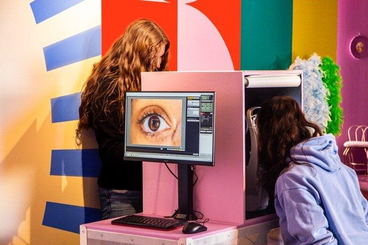 Foto van een iris in het Imaginarium Museum in Montreal.