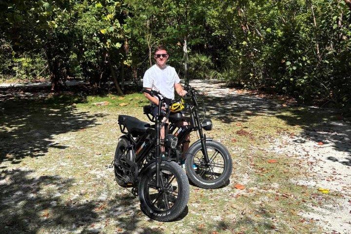プレミアムEバイクでグランドケイマンを探検（自分で乗る）