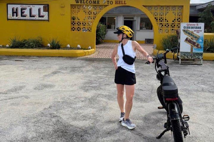 プレミアムEバイクでグランドケイマンを探検（自分で乗る）
