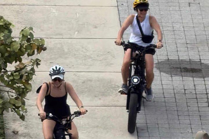 プレミアムEバイクでグランドケイマンを探検（自分で乗る）