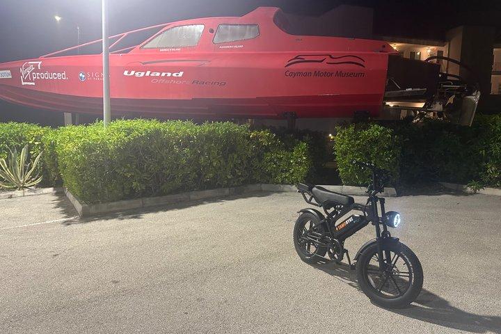 プレミアムEバイクでグランドケイマンを探検（自分で乗る）