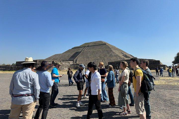 テオティワカンツアーとグアダルーペ大聖堂+トラテロルコ
