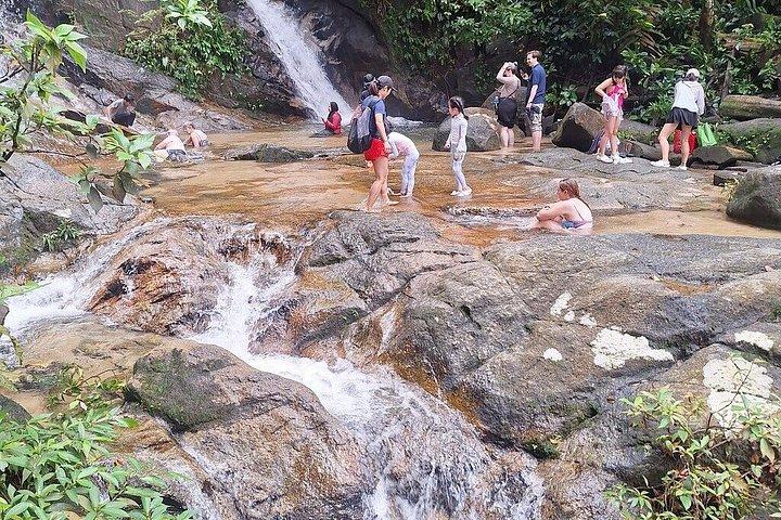 Cavernas de Batu Skywalk e Cataratas