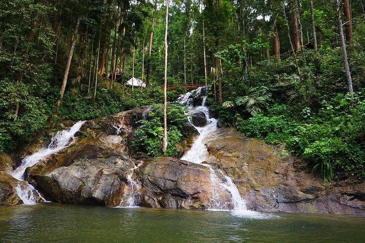Cavernas de Batu Skywalk e Cataratas