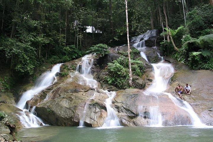 Cavernas de Batu Skywalk e Cataratas