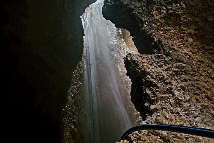Descubra Cataratas e Cavernas Velce Village