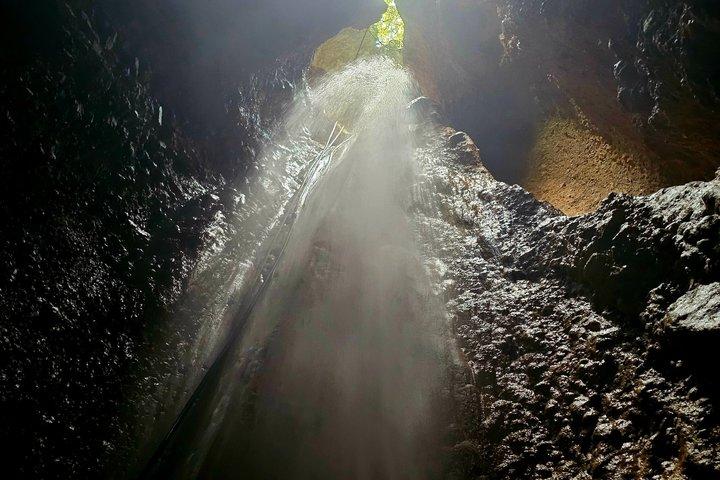 Descubra Cataratas e Cavernas Velce Village