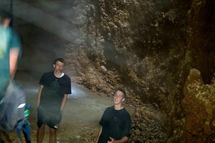 Descubra Cataratas e Cavernas Velce Village