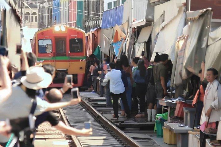 バンコク発ダムヌーン・サドゥアク水上マーケット＆鉄道マーケットツアー