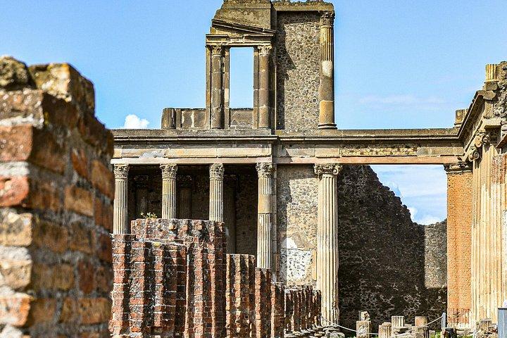 ローマからポンペイとアマルフィ海岸への日帰り旅行