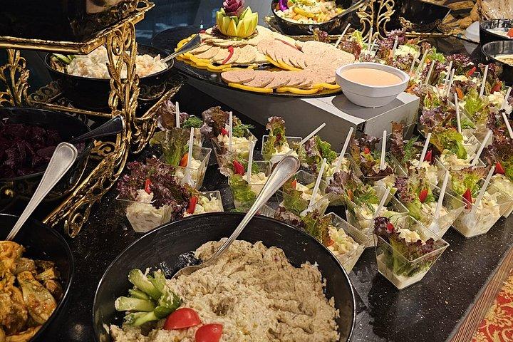 日没または夜の時間カイロナイルディナークルーズ（ライブショー付き）