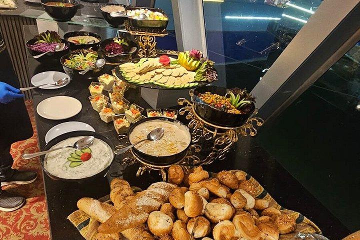 日没または夜の時間カイロナイルディナークルーズ（ライブショー付き）