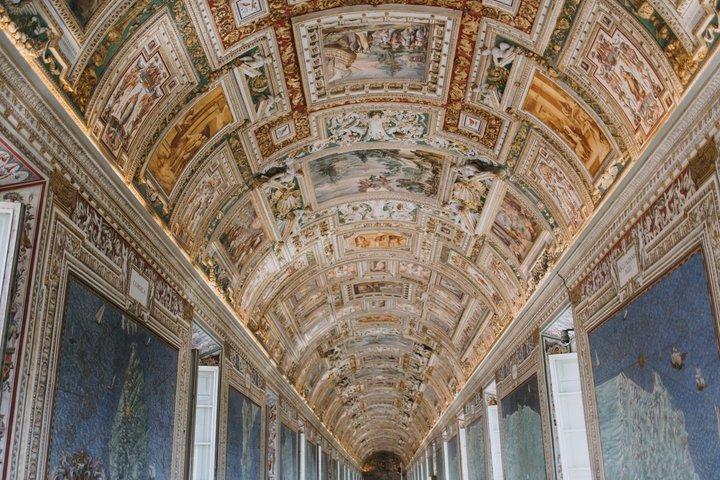 ローマの民間観光ツアーとバチカン博物館