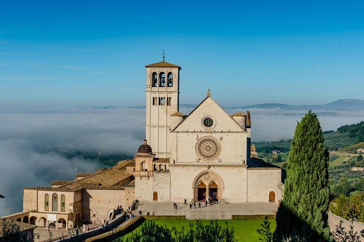 ローマからオルヴィエート、トーディ＆アッシジへの日帰り旅行