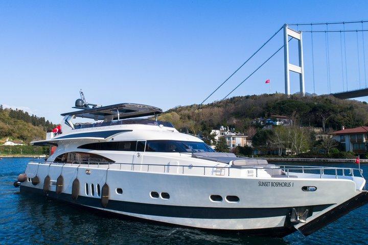 Istanbul Bosporus Yachtkreuzfahrt mit Fortgeschrittener und asiatischem Seitenhalt