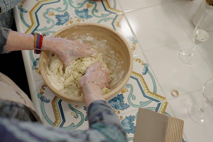 マッサ・ルブレンセでのイタリア語料理教室は真の家族体験