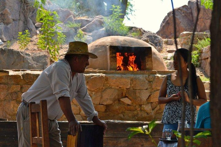 CAFAYATE ワインと自然、エル ディビサデロでの郷土料理ランチ