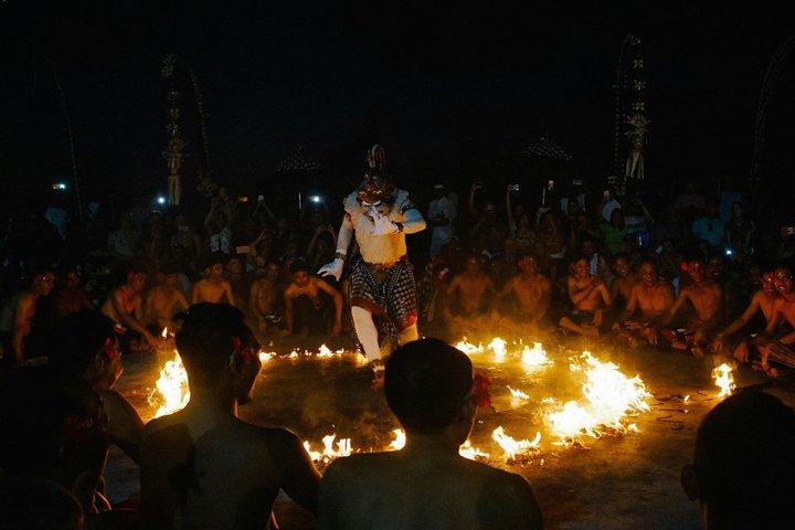 ウルワトゥ寺院：ケチャックと火のダンスショーチケット