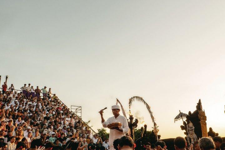 ウルワトゥ寺院：ケチャックと火のダンスショーチケット