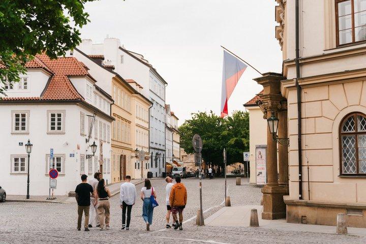 Liten kvarterstur bortom folkmassorna med PragueWay