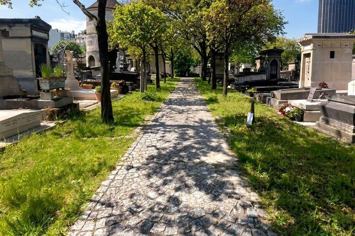 Paris Iconic Graves Tour: Père Lachaise & Montparnasse Walk