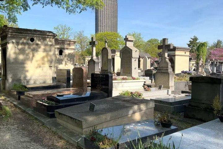 Paris Iconic Graves Tour: Père Lachaise & Montparnasse Walk
