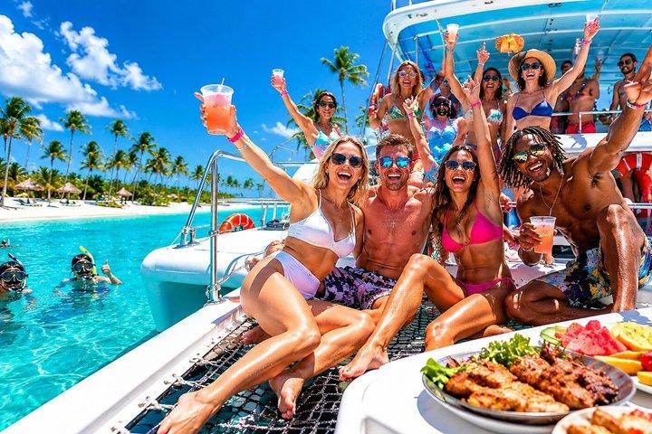 Punta Cana Private Catamaran Spring Break Party, snorkel & churrasqueira