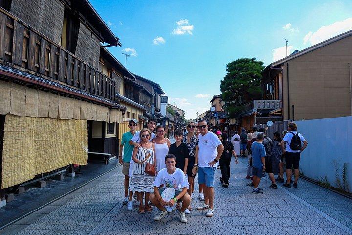 祇園芸者地区ガイド団体散策ツアー