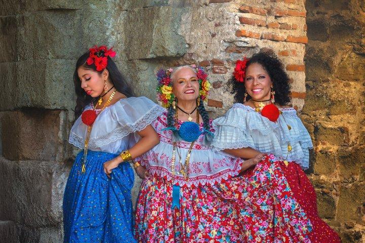 Historic Tour and Photo Session in Traditional Attire