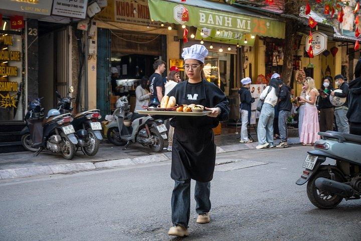 ハノイストリートフードツアー：隠れたローカルイーツ＆フルミール体験