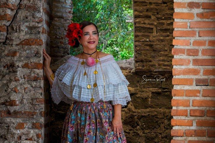 Historic Tour and Photo Session in Traditional Attire