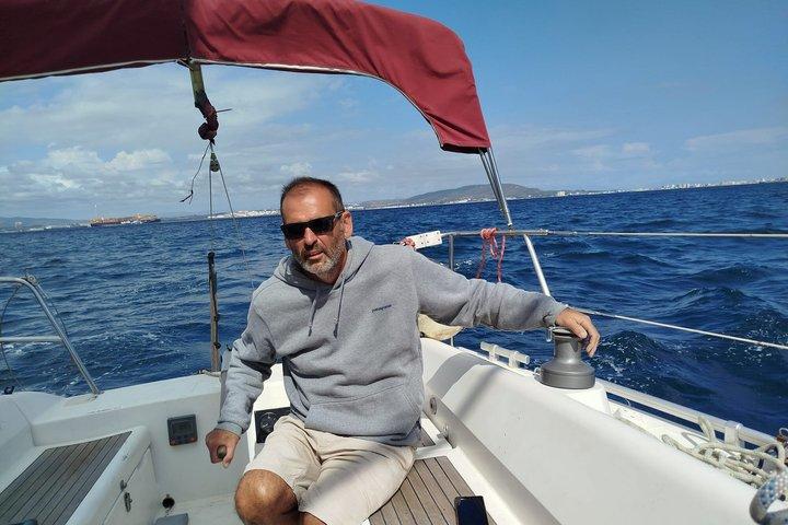 Passeio de barco à vela na Baía de Algeciras com golfinhos e tapas.