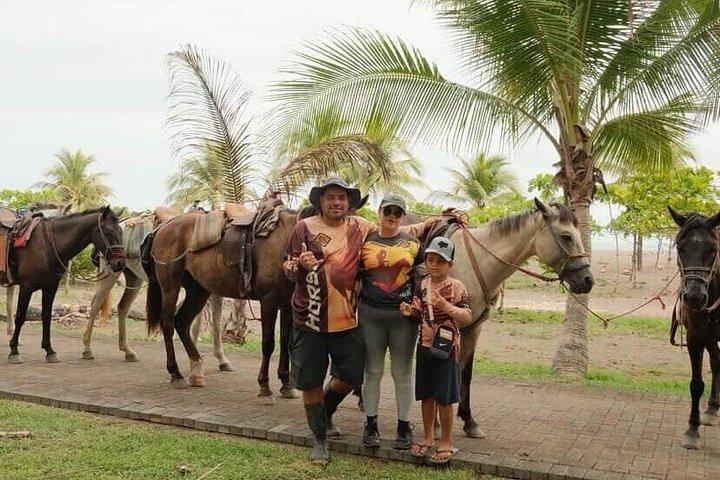 コスタリカのジャコビーチで乗馬ツアー