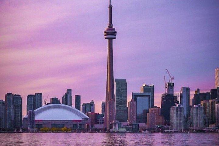 私のカヌーから見たトロントスカイラインの夜景