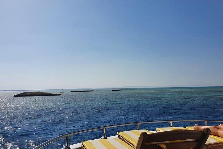 カイロ発日帰りシュノーケリングツアーアイン・ソクナ紅海