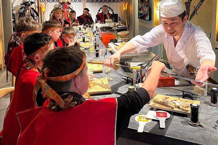 浅草でシェフパフォーマンスで贅沢サムライ寿司体験