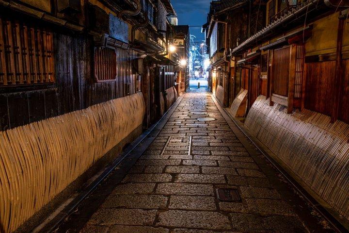 京都祇園裏通りと芸者伝統めぐり