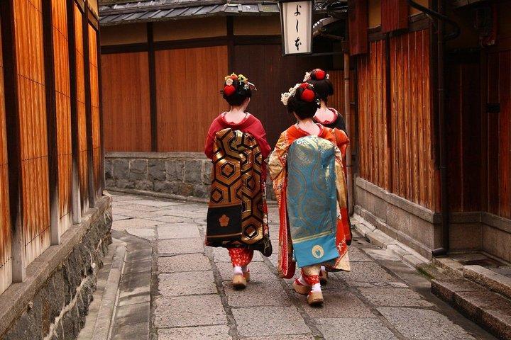京都祇園裏通りと芸者伝統めぐり