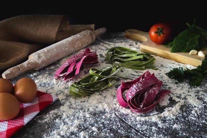 Bologna Fresh Pasta Hausmannskostkurs in kleiner Gruppe mit Wein