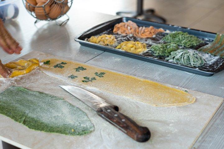 ボローニャのフレッシュカラーパスタ家庭料理教室（ワイン付き）