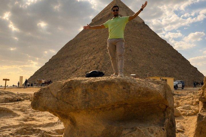 Excursion d'une journée au musée égyptien et aux pyramides de Gizeh avec promenade à dos de chameau et promenade de 30 m à dos de chameau