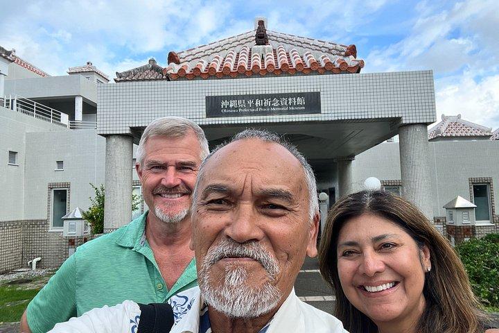 Tour en memoria de los campos de batalla y la paz de Okinawa, Guía con licencia